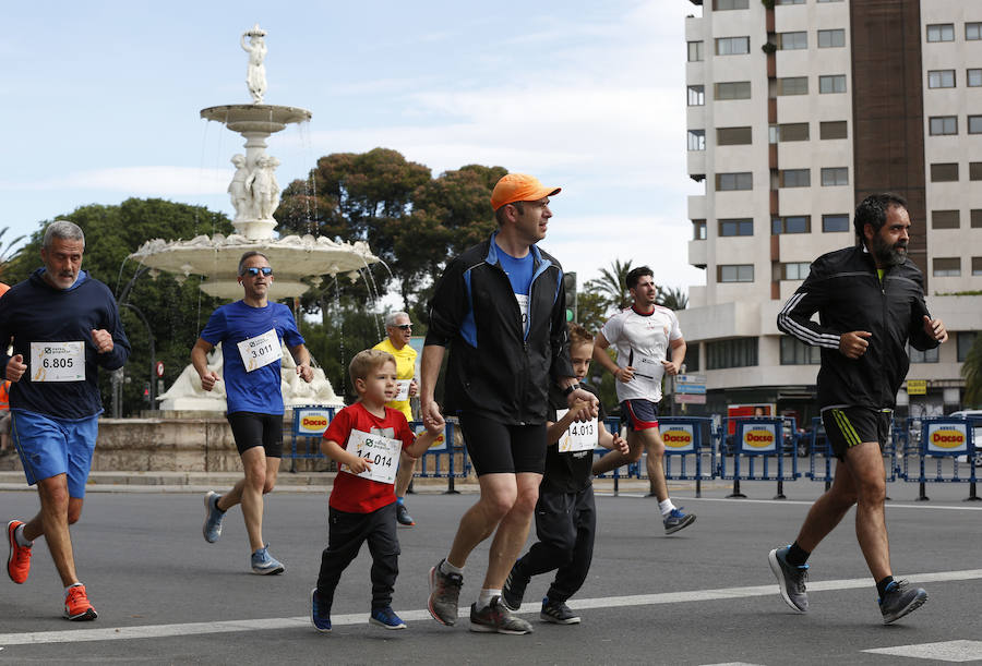 La Volta a Peu ya tiene nuevos vencedores. Los atletas del Cárnicas Serrano, Alberto López y Marta Esteban han sido los más rápidos en sus respectivas categorías y se han alzado con el oro de la prueba con más historia de la ciudad de Valencia. Más de 10.000 personas han participado en una carrera. 