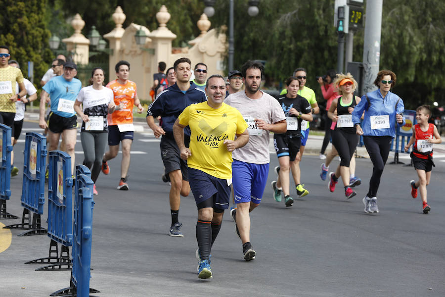 La Volta a Peu ya tiene nuevos vencedores. Los atletas del Cárnicas Serrano, Alberto López y Marta Esteban han sido los más rápidos en sus respectivas categorías y se han alzado con el oro de la prueba con más historia de la ciudad de Valencia. Más de 10.000 personas han participado en una carrera. 