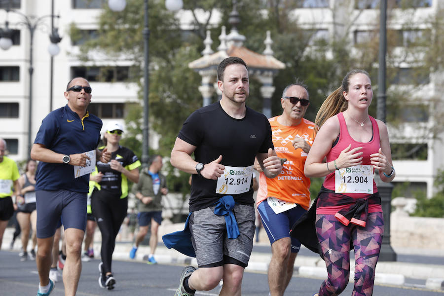 La Volta a Peu ya tiene nuevos vencedores. Los atletas del Cárnicas Serrano, Alberto López y Marta Esteban han sido los más rápidos en sus respectivas categorías y se han alzado con el oro de la prueba con más historia de la ciudad de Valencia. Más de 10.000 personas han participado en una carrera. 