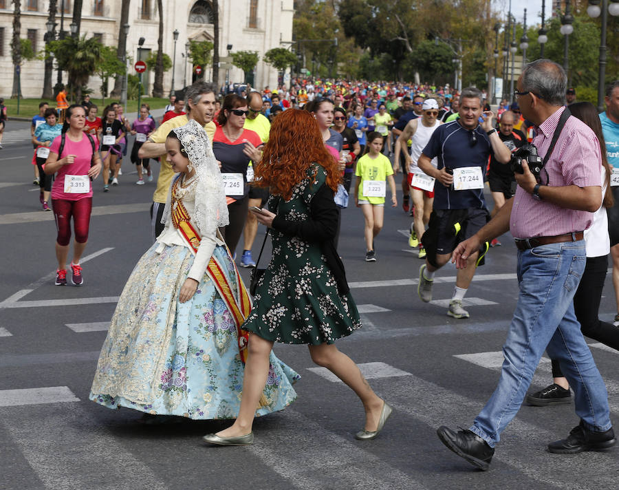 La Volta a Peu ya tiene nuevos vencedores. Los atletas del Cárnicas Serrano, Alberto López y Marta Esteban han sido los más rápidos en sus respectivas categorías y se han alzado con el oro de la prueba con más historia de la ciudad de Valencia. Más de 10.000 personas han participado en una carrera. 