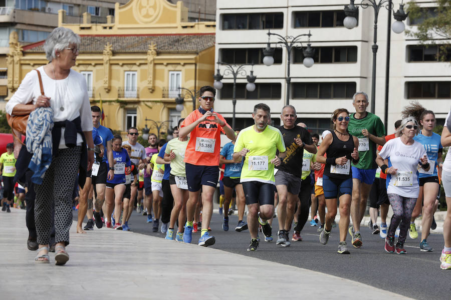 La Volta a Peu ya tiene nuevos vencedores. Los atletas del Cárnicas Serrano, Alberto López y Marta Esteban han sido los más rápidos en sus respectivas categorías y se han alzado con el oro de la prueba con más historia de la ciudad de Valencia. Más de 10.000 personas han participado en una carrera. 