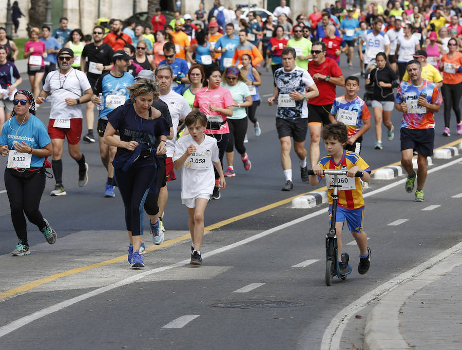 La Volta a Peu ya tiene nuevos vencedores. Los atletas del Cárnicas Serrano, Alberto López y Marta Esteban han sido los más rápidos en sus respectivas categorías y se han alzado con el oro de la prueba con más historia de la ciudad de Valencia. Más de 10.000 personas han participado en una carrera. 