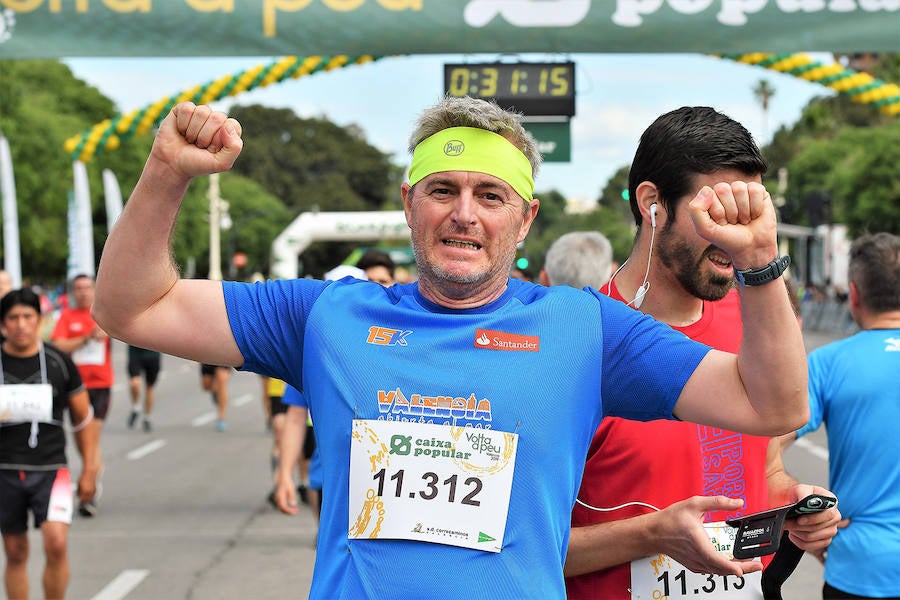 La Volta a Peu ya tiene nuevos vencedores. Los atletas del Cárnicas Serrano, Alberto López y Marta Esteban han sido los más rápidos en sus respectivas categorías y se han alzado con el oro de la prueba con más historia de la ciudad de Valencia. Más de 10.000 personas han participado en una carrera. 