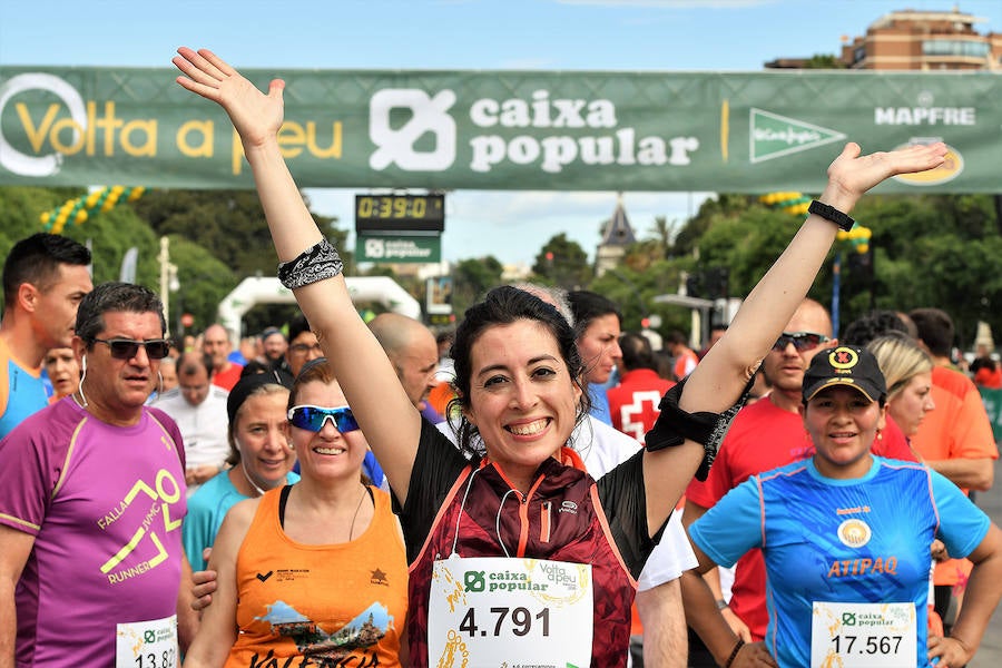 La Volta a Peu ya tiene nuevos vencedores. Los atletas del Cárnicas Serrano, Alberto López y Marta Esteban han sido los más rápidos en sus respectivas categorías y se han alzado con el oro de la prueba con más historia de la ciudad de Valencia. Más de 10.000 personas han participado en una carrera. 