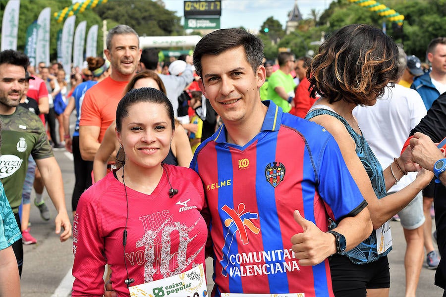 La Volta a Peu ya tiene nuevos vencedores. Los atletas del Cárnicas Serrano, Alberto López y Marta Esteban han sido los más rápidos en sus respectivas categorías y se han alzado con el oro de la prueba con más historia de la ciudad de Valencia. Más de 10.000 personas han participado en una carrera. 