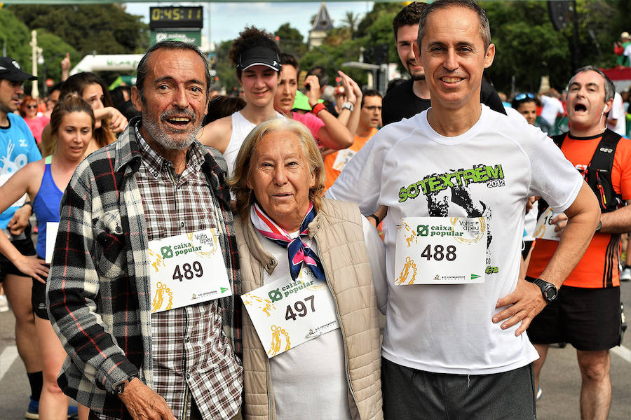 La Volta a Peu ya tiene nuevos vencedores. Los atletas del Cárnicas Serrano, Alberto López y Marta Esteban han sido los más rápidos en sus respectivas categorías y se han alzado con el oro de la prueba con más historia de la ciudad de Valencia. Más de 10.000 personas han participado en una carrera. 