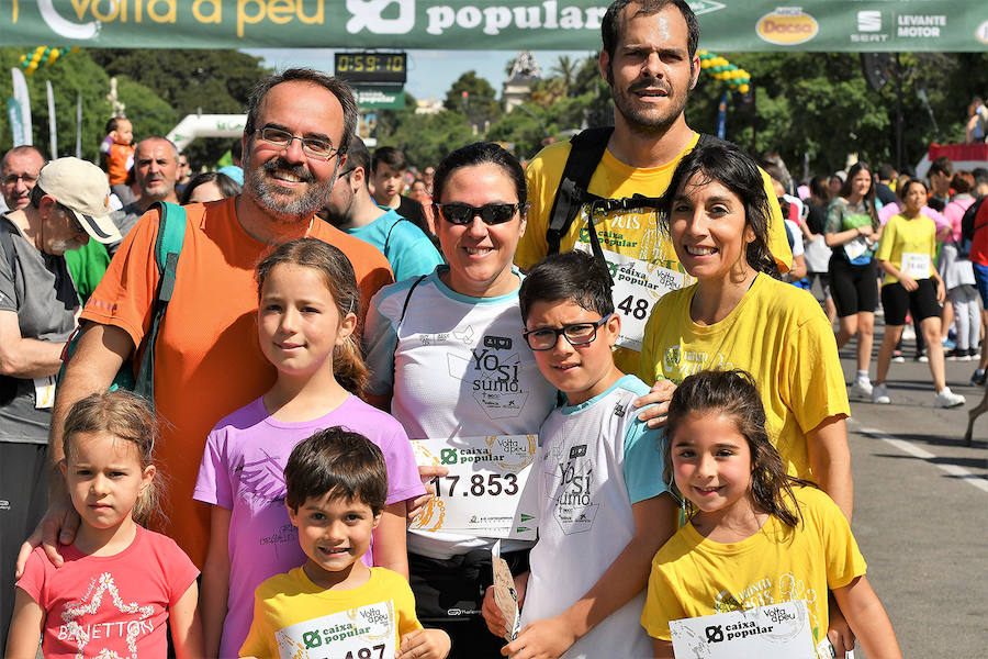 La Volta a Peu ya tiene nuevos vencedores. Los atletas del Cárnicas Serrano, Alberto López y Marta Esteban han sido los más rápidos en sus respectivas categorías y se han alzado con el oro de la prueba con más historia de la ciudad de Valencia. Más de 10.000 personas han participado en una carrera. 