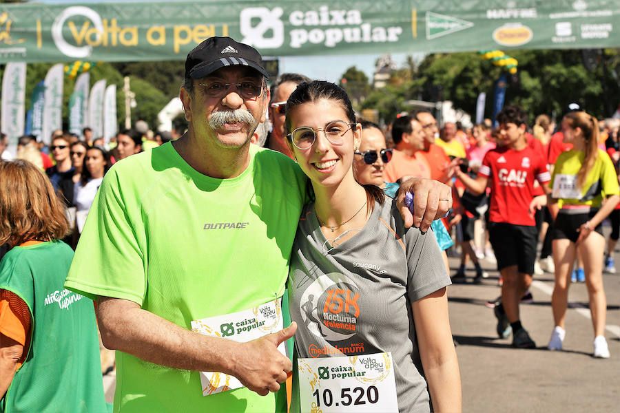 La Volta a Peu ya tiene nuevos vencedores. Los atletas del Cárnicas Serrano, Alberto López y Marta Esteban han sido los más rápidos en sus respectivas categorías y se han alzado con el oro de la prueba con más historia de la ciudad de Valencia. Más de 10.000 personas han participado en una carrera. 