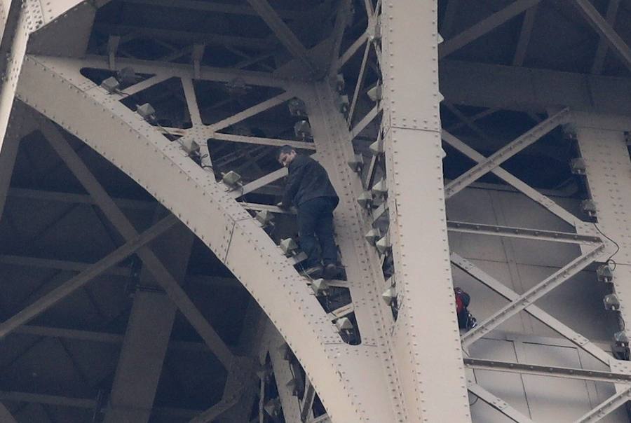 Fotos: Evacúan y cierran la Torre Eiffel después de hallar a un hombre escalando la estructura