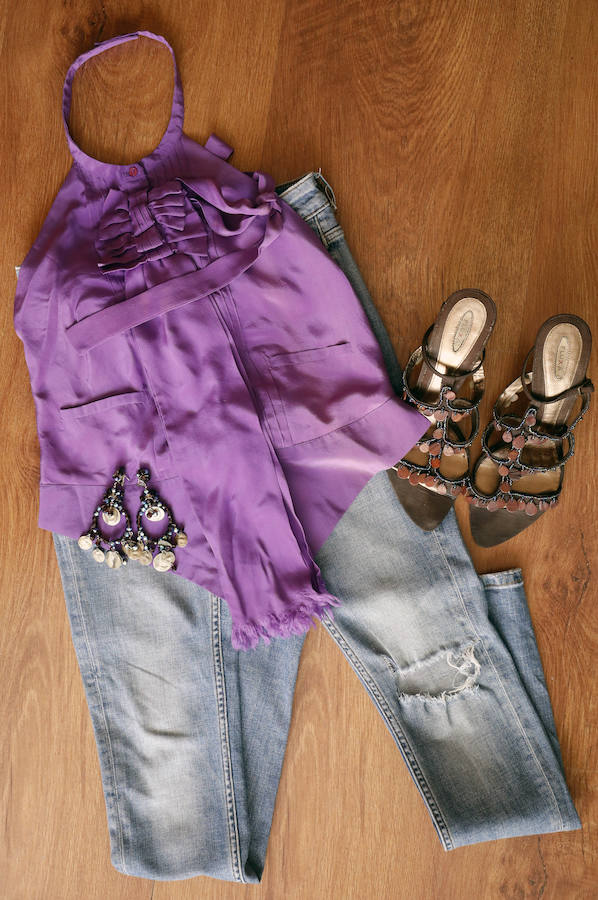 Beatriz Abril empezó a trabajar desde muy joven en la agencia de publicidad de su padre, hasta que se independizó y cambió una profesión por su gran pasión: el yoga. Su fondo de armario refleja perfectamente este concepto de vida. Abundan las prendas cómodas: vestidos de algodón, pantalones anchos, zapatillas, todo con un punto hippy como los estampados desteñidos y los tejidos de ganchillo. «Hace diez años me arreglaba muchísimo más, pero ahora tengo tendencia a la comodidad.