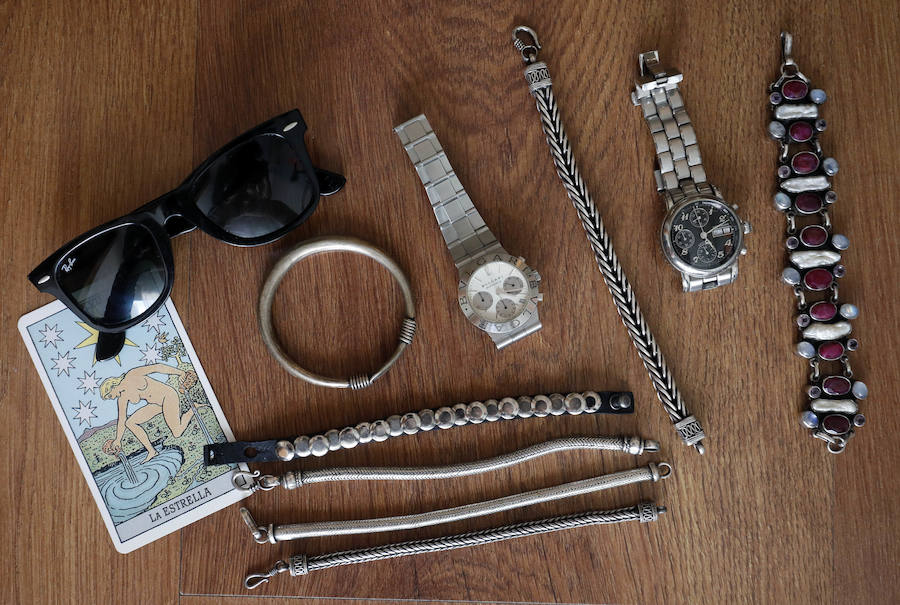 Beatriz Abril empezó a trabajar desde muy joven en la agencia de publicidad de su padre, hasta que se independizó y cambió una profesión por su gran pasión: el yoga. Su fondo de armario refleja perfectamente este concepto de vida. Abundan las prendas cómodas: vestidos de algodón, pantalones anchos, zapatillas, todo con un punto hippy como los estampados desteñidos y los tejidos de ganchillo. «Hace diez años me arreglaba muchísimo más, pero ahora tengo tendencia a la comodidad.