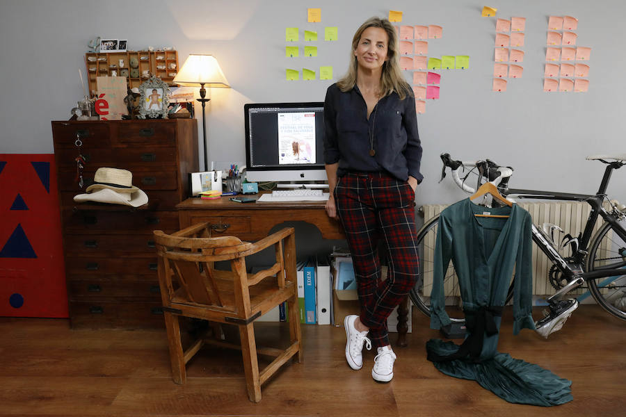 Beatriz Abril empezó a trabajar desde muy joven en la agencia de publicidad de su padre, hasta que se independizó y cambió una profesión por su gran pasión: el yoga. Su fondo de armario refleja perfectamente este concepto de vida. Abundan las prendas cómodas: vestidos de algodón, pantalones anchos, zapatillas, todo con un punto hippy como los estampados desteñidos y los tejidos de ganchillo. «Hace diez años me arreglaba muchísimo más, pero ahora tengo tendencia a la comodidad.