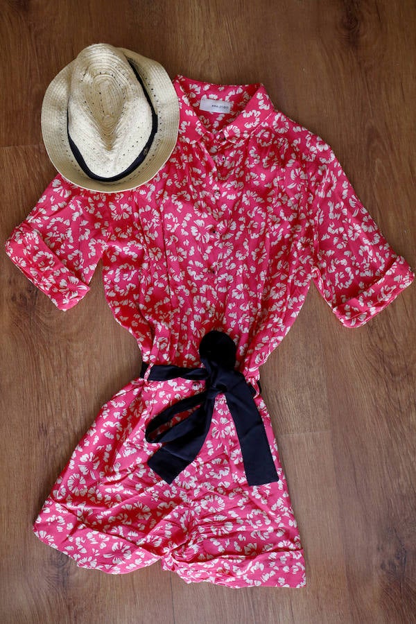 Beatriz Abril empezó a trabajar desde muy joven en la agencia de publicidad de su padre, hasta que se independizó y cambió una profesión por su gran pasión: el yoga. Su fondo de armario refleja perfectamente este concepto de vida. Abundan las prendas cómodas: vestidos de algodón, pantalones anchos, zapatillas, todo con un punto hippy como los estampados desteñidos y los tejidos de ganchillo. «Hace diez años me arreglaba muchísimo más, pero ahora tengo tendencia a la comodidad.