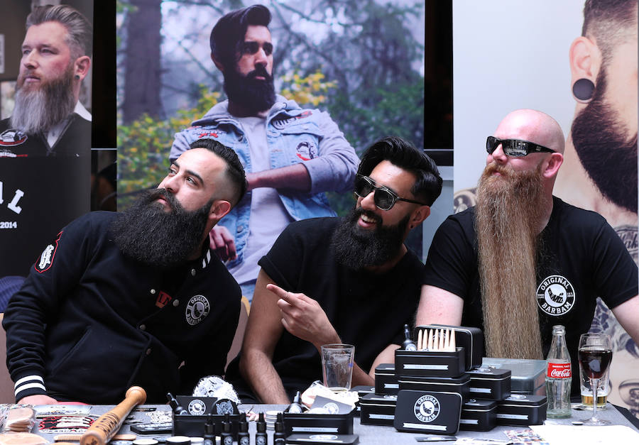 Bélgica acoge, un año más, su famoso torneo mundial de barbas y bigotes. La competencia internacional de tres días se lleva a cabo en la ciudad belga de Amberes. Este torneo, organizado por la Asociación Mundial de Barbas y Bigotes (WBMA, por sus siglas en inglés), reúne a hombres con los más insólitos bigotes y barbas de todo el mundo.