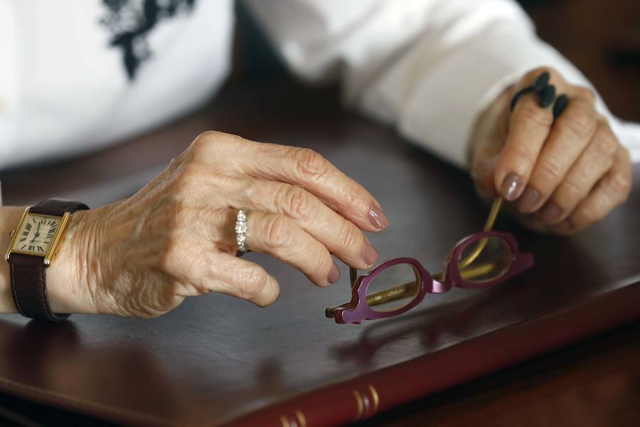 Se convirtió, recién acabada la carrera, en médica rural; aquella «morena guapita» tuvo que hacer muchas autopsias. Pero sólo era la primera estación en un camino largo y lleno de éxitos, con un padre orgulloso y la sensación de no haber renunciado a nada, #ni siquiera al hecho de no tener hijos.