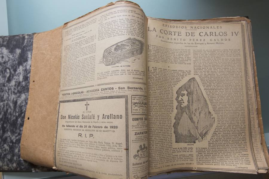 Ana Carreño se mudó hace unos meses al piso luminoso de la calle Cuenca que ha convertido en su hogar. Una construcción que data del año 1940 y que conserva el encanto de sus orígenes en forma de molduras en el techo y de unas particulares arcadas que tienen continuidad desde la entrada a lo largo del pasillo, concluyendo en el salón, donde forman una suerte de marco teatral. El mobiliario en tono madera oscuro y blanco lo trajo de su otra casa y se integra con piezas antiguas. En una de las estanterías atesora parte de sus libros sobre genealogía, una disciplina que le conquistó hace veinte años y que se ha convertido en una de sus grandes pasiones. Llaves que abrieron casas en otro siglo, libros antiguos o baúles de piel. La directora de la Pasarela de les Arts ha encontrado un refugio en el que alberga tesoros del pasado.