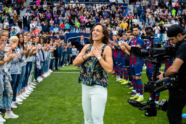 Sonia Prim, emocionada durante el homenaje que recibió el pasado sábado en el Ciutat de València. 