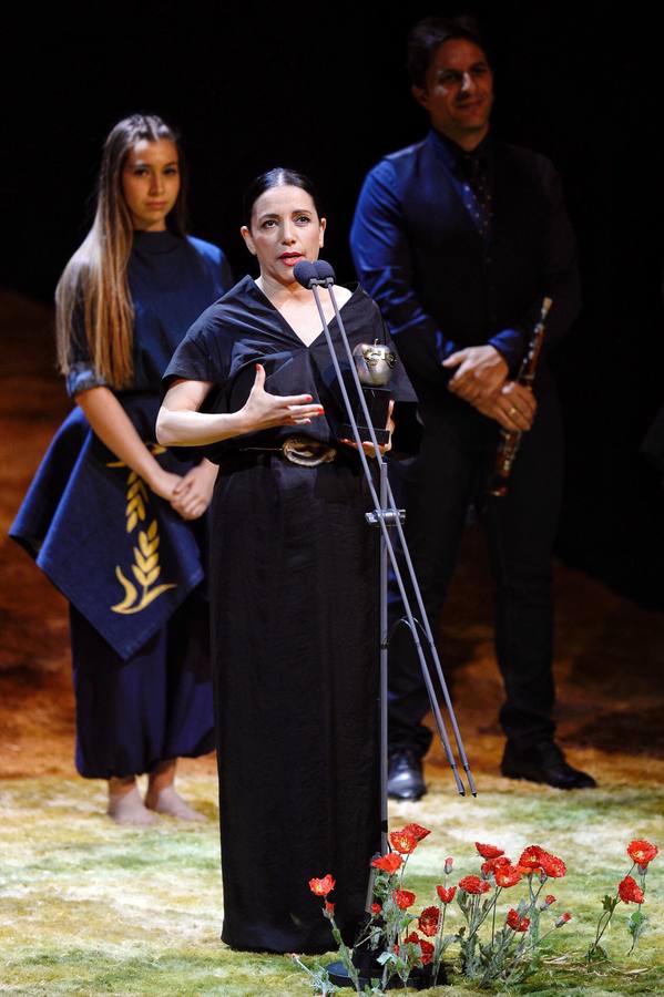 Juanjo Llorens, Taules Teatre y 'Genovese' logran el reconocimiento al teatro de la Comunitat en una noche que homenajea a Concha Velasco