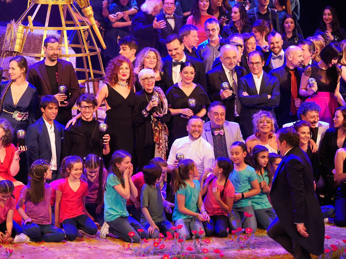 Juanjo Llorens, Taules Teatre y 'Genovese' logran el reconocimiento al teatro de la Comunitat en una noche que homenajea a Concha Velasco