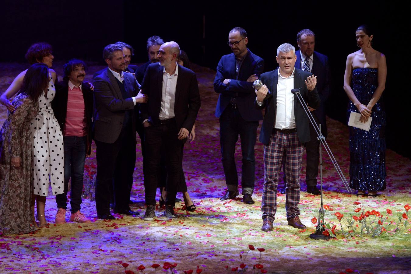 Juanjo Llorens, Taules Teatre y 'Genovese' logran el reconocimiento al teatro de la Comunitat en una noche que homenajea a Concha Velasco