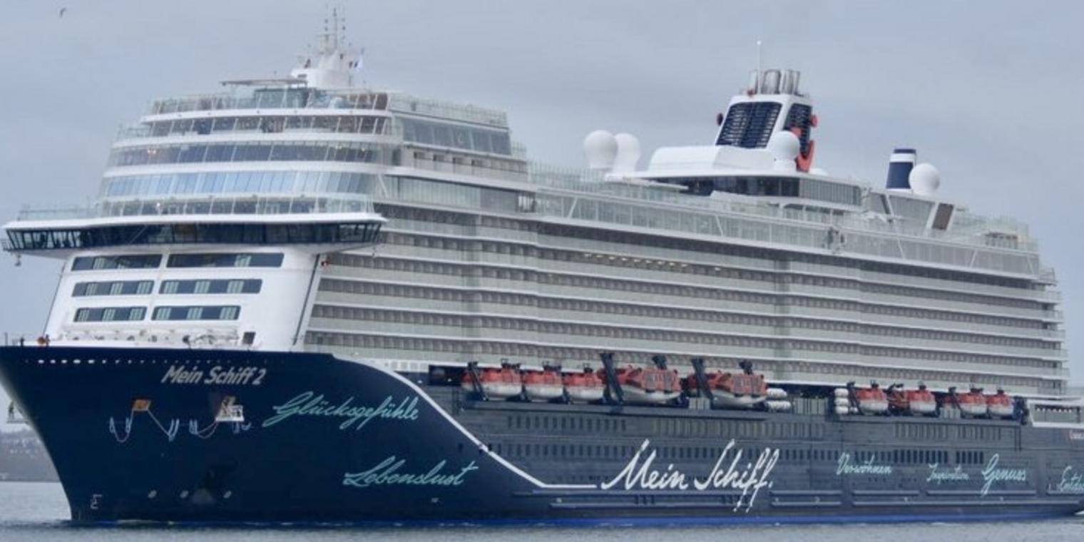 El crucero Mein Schiff 2 hizo este domingo su primera escala en el puerto de Valencia. La Autoridad Portuaria entregó al capitán del buque, Thomas Roth, una metopa conmemorativa. El navío, de 315,7 m de eslora y con capacidad para 2.900 pasajeros, recaló en Valencia durante su travesía hacia Palma de Mallorca y con destino en Cerdeña. El nuevo Mein Schiff 2 pertenece a la compañía alemana TUI Cruises y tiene bandera de Malta.