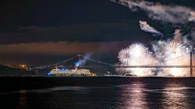 El crucero Mein Schiff 2 hizo este domingo su primera escala en el puerto de Valencia. La Autoridad Portuaria entregó al capitán del buque, Thomas Roth, una metopa conmemorativa. El navío, de 315,7 m de eslora y con capacidad para 2.900 pasajeros, recaló en Valencia durante su travesía hacia Palma de Mallorca y con destino en Cerdeña. El nuevo Mein Schiff 2 pertenece a la compañía alemana TUI Cruises y tiene bandera de Malta.