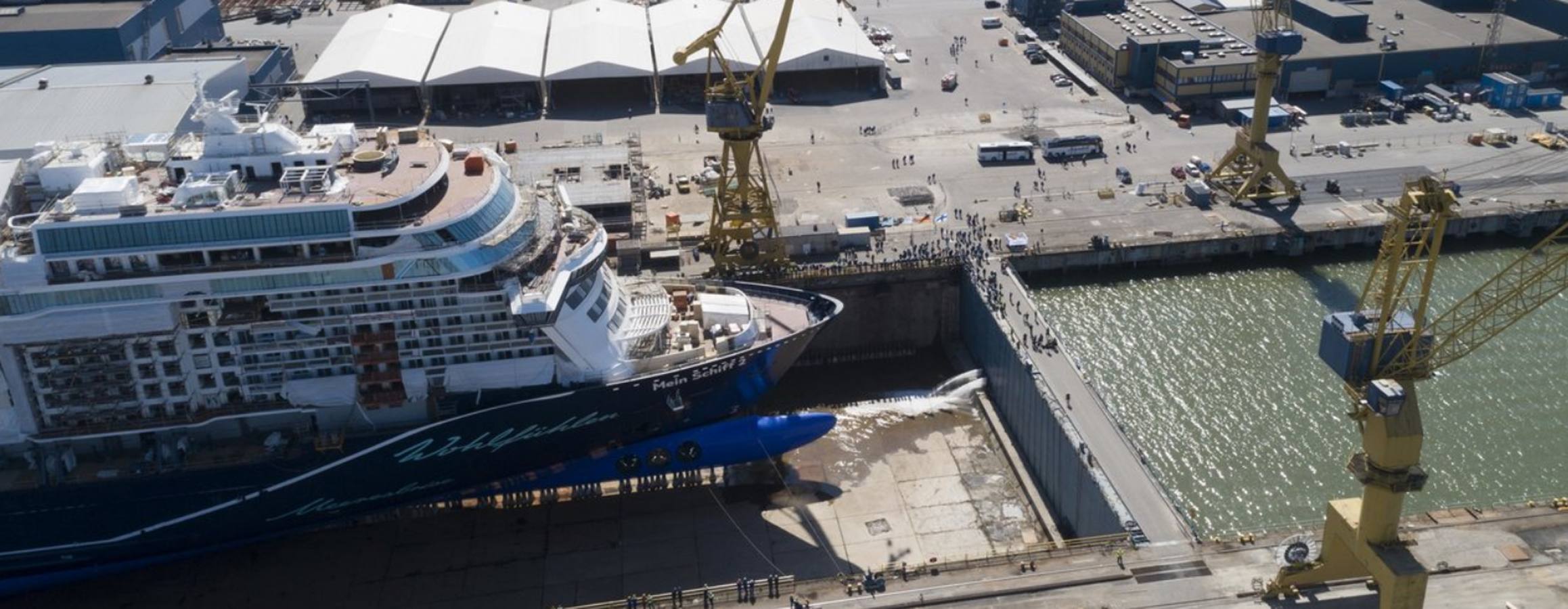 El crucero Mein Schiff 2 hizo este domingo su primera escala en el puerto de Valencia. La Autoridad Portuaria entregó al capitán del buque, Thomas Roth, una metopa conmemorativa. El navío, de 315,7 m de eslora y con capacidad para 2.900 pasajeros, recaló en Valencia durante su travesía hacia Palma de Mallorca y con destino en Cerdeña. El nuevo Mein Schiff 2 pertenece a la compañía alemana TUI Cruises y tiene bandera de Malta.