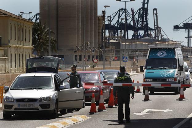 Un guardia civil inspecciona el maletero de un coche en el puerto de Valencia. 