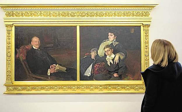 Una mujer observa 'La familia Granzow' , de Sorolla, en el museo de Bellas Artes. 