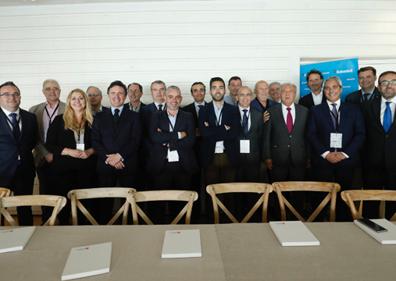 Imagen secundaria 1 - Asistentes y participantes en el evento celebrado en el Palau de Les Arts y Gonzalo Zarranz, durante su bienvenida.