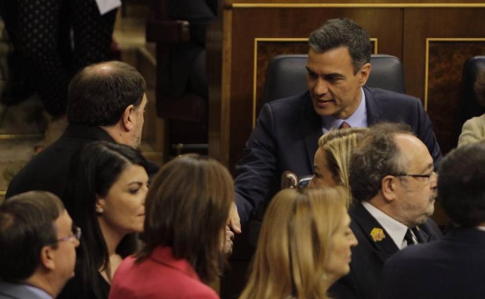 Oriol Junqueras saluda afectuosamente a Pedro Sánchez en el Congreso.