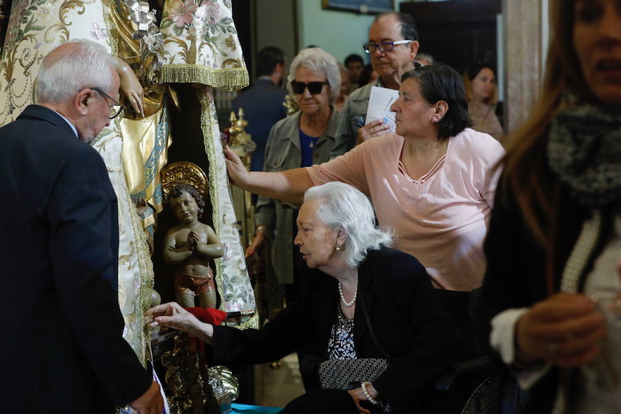 La Basílica de la Virgen de los Desamparados ha abierto sus puertas a las 7 horas de este miércoles para el tradicional Besamanos a la patrona de Valencia, cuando ya cientos de valencianos esperaban en la plaza de la Virgen, algunos de ellos doce horas, desde las siete de la tarde del martes