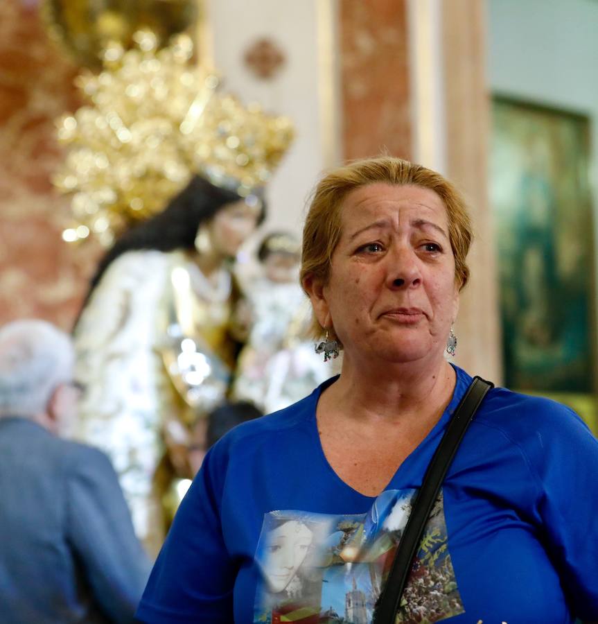 La Basílica de la Virgen de los Desamparados ha abierto sus puertas a las 7 horas de este miércoles para el tradicional Besamanos a la patrona de Valencia, cuando ya cientos de valencianos esperaban en la plaza de la Virgen, algunos de ellos doce horas, desde las siete de la tarde del martes