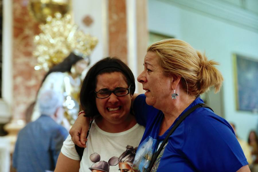 La Basílica de la Virgen de los Desamparados ha abierto sus puertas a las 7 horas de este miércoles para el tradicional Besamanos a la patrona de Valencia, cuando ya cientos de valencianos esperaban en la plaza de la Virgen, algunos de ellos doce horas, desde las siete de la tarde del martes