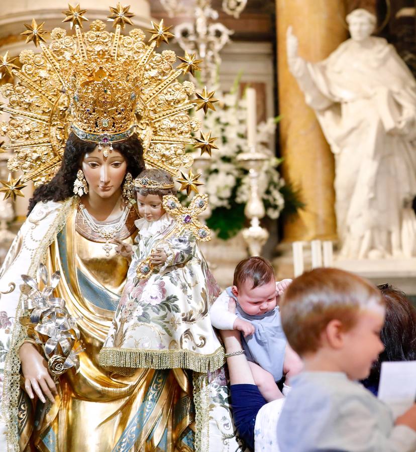 La Basílica de la Virgen de los Desamparados ha abierto sus puertas a las 7 horas de este miércoles para el tradicional Besamanos a la patrona de Valencia, cuando ya cientos de valencianos esperaban en la plaza de la Virgen, algunos de ellos doce horas, desde las siete de la tarde del martes