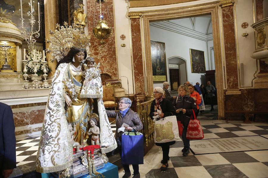 La Basílica de la Virgen de los Desamparados ha abierto sus puertas a las 7 horas de este miércoles para el tradicional Besamanos a la patrona de Valencia, cuando ya cientos de valencianos esperaban en la plaza de la Virgen, algunos de ellos doce horas, desde las siete de la tarde del martes