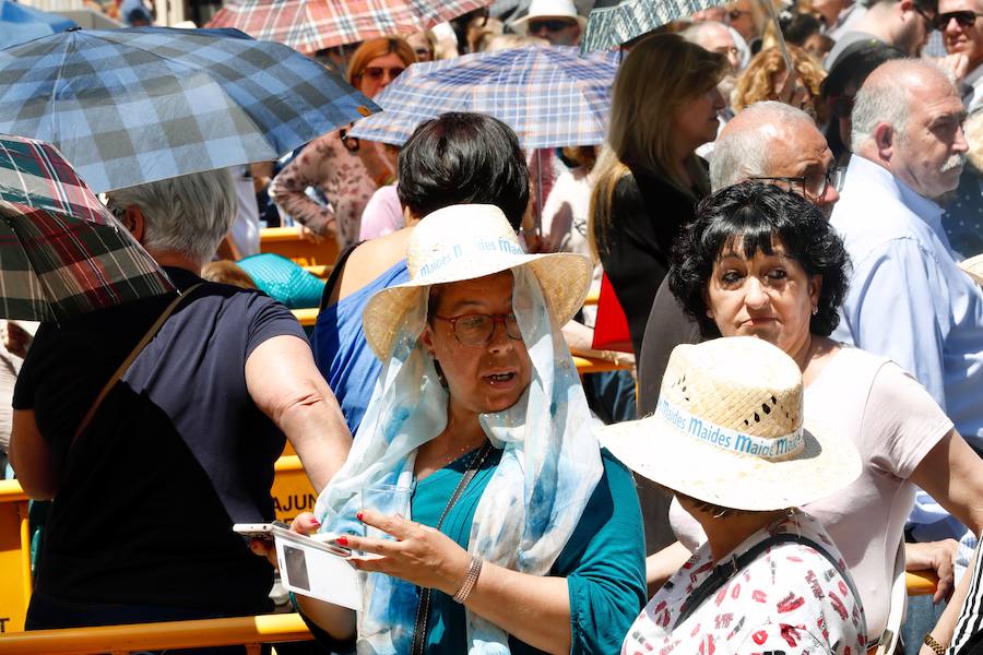 La Basílica de la Virgen de los Desamparados ha abierto sus puertas a las 7 horas de este miércoles para el tradicional Besamanos a la patrona de Valencia, cuando ya cientos de valencianos esperaban en la plaza de la Virgen, algunos de ellos doce horas, desde las siete de la tarde del martes