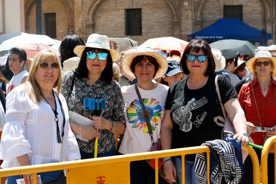 La Basílica de la Virgen de los Desamparados ha abierto sus puertas a las 7 horas de este miércoles para el tradicional Besamanos a la patrona de Valencia, cuando ya cientos de valencianos esperaban en la plaza de la Virgen, algunos de ellos doce horas, desde las siete de la tarde del martes