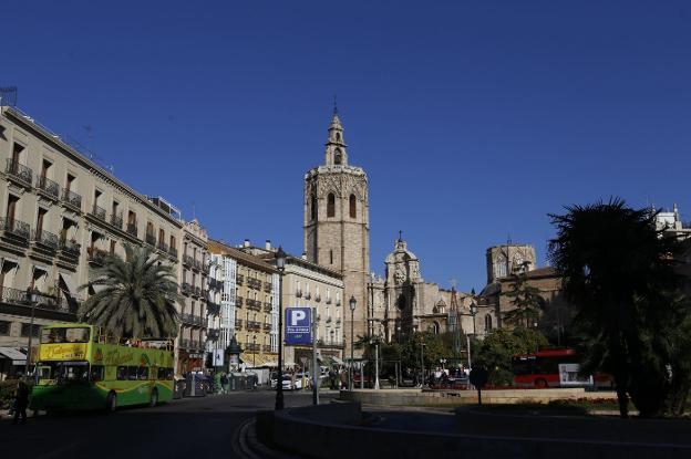 La plaza de la Reina, vista desde la calle San Vicente Mártir. 