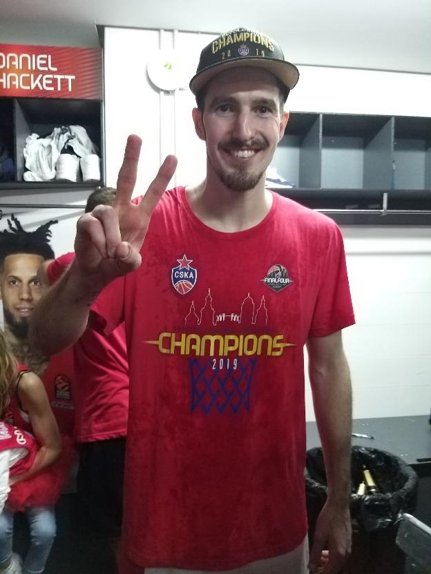 De Colo manda un saludo desde el vestuario del Buesa Arena de Vitoria. 