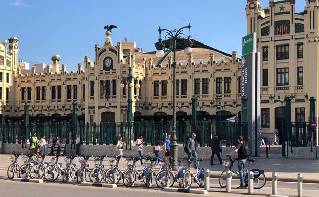 Entrada principal de la Estación del Norte, ya sin carteles del PSPV.