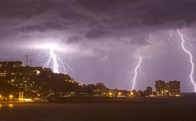 Rayos sobre el municipio de Cullera en una imagen de archivo.