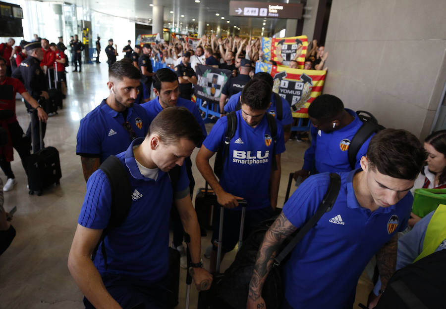 Fotos: Fotos de los primeros aficionados del Valencia CF en Manises