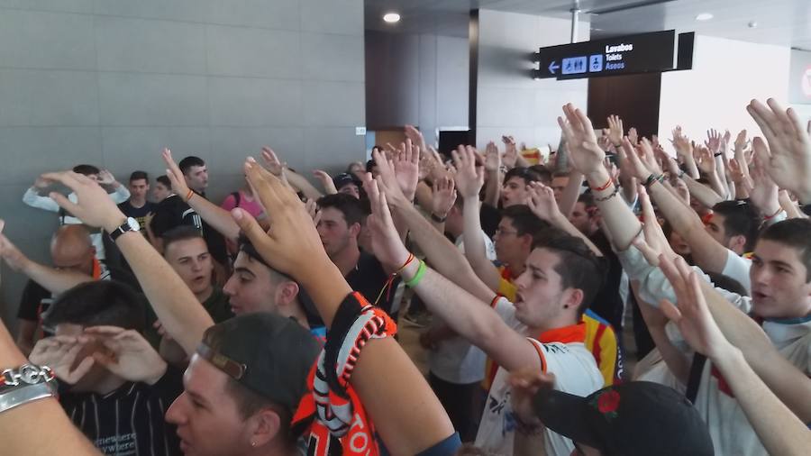 Fotos: Fotos de los primeros aficionados del Valencia CF en Manises