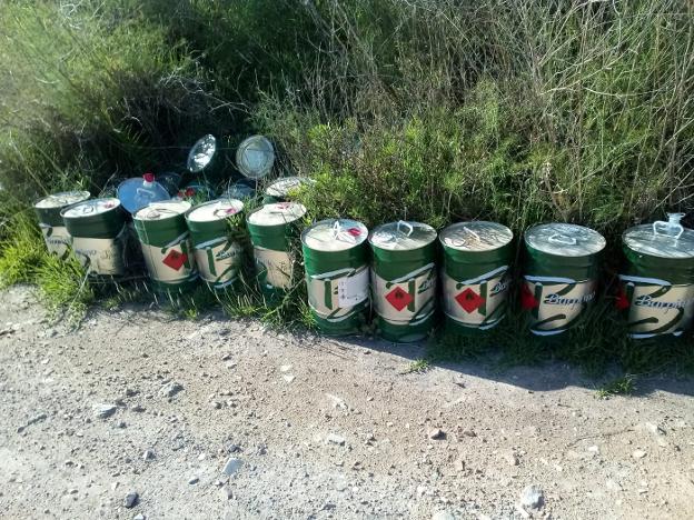 Vecinos de Dénia alertan de la presencia de material contaminante cerca del Racons