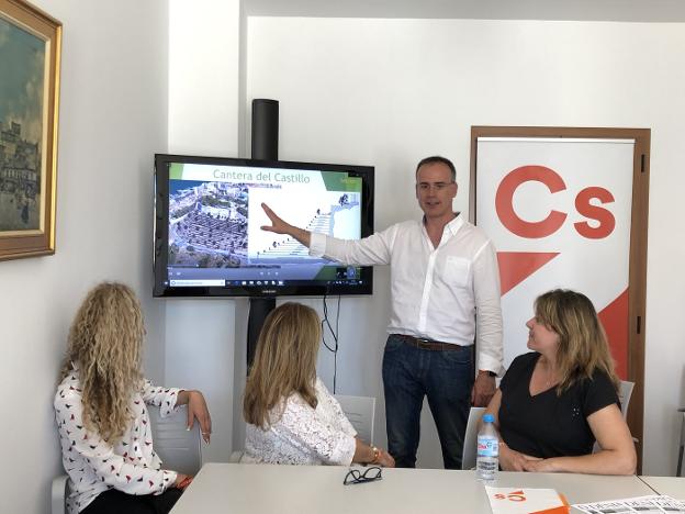 Sergio Benito mostrando el proyecto de la Cantera del Castillo. 