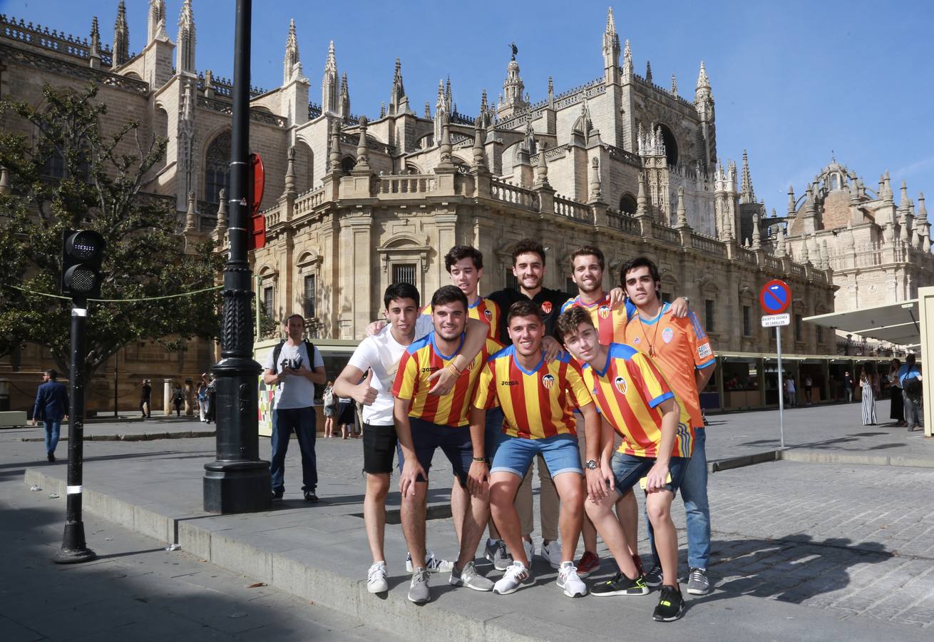 Cientos de aficionados del Valencia CF ya se encuentran en Sevilla preparándose para la final de Copa ante el Barcelona.