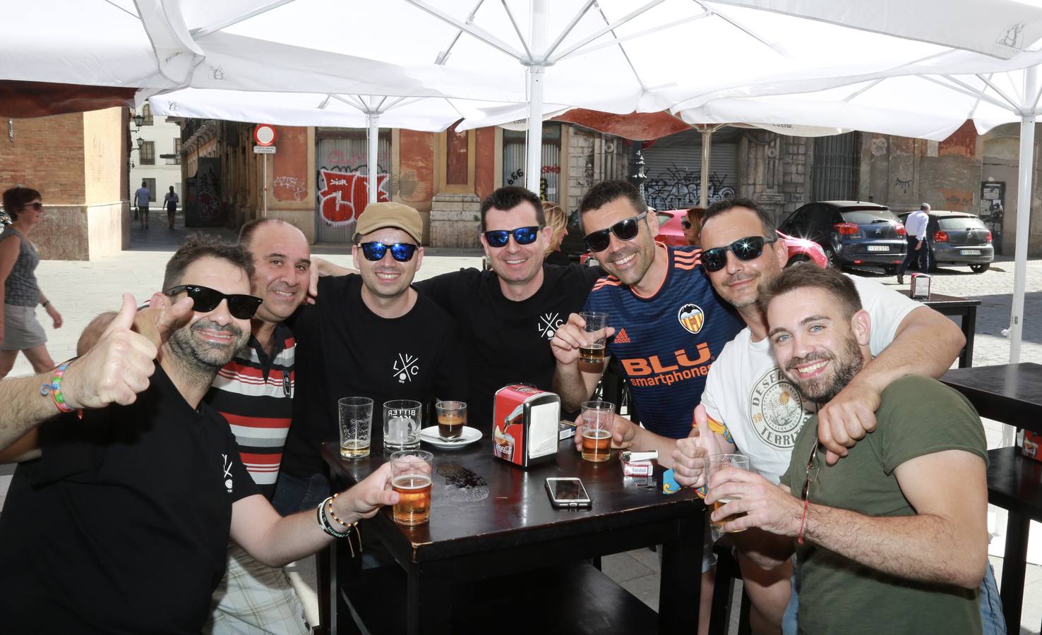 Cientos de aficionados del Valencia CF ya se encuentran en Sevilla preparándose para la final de Copa ante el Barcelona.