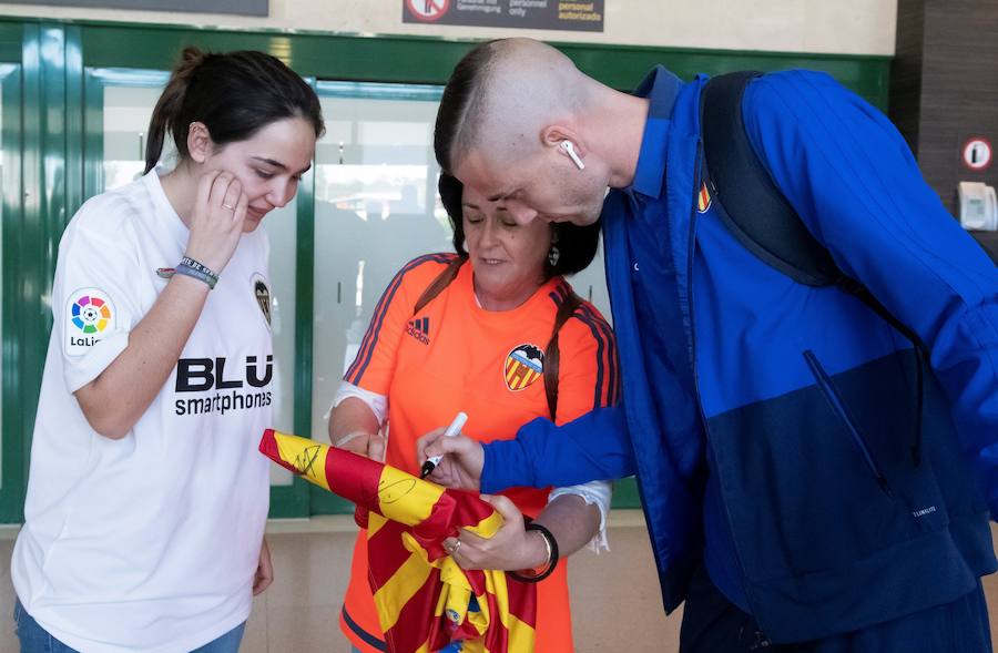 Cientos de aficionados del Valencia CF ya se encuentran en Sevilla preparándose para la final de Copa ante el Barcelona.