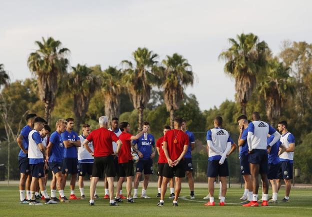 Marcelino habla con sus jugadores, ayer en Jerez. 